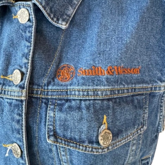 Smith & Wesson Vintage Women's Embroidered Wolf Denim Cropped Button Vest Size M - Picture 4 of 5